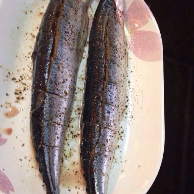 黑胡椒鹽烤秋刀魚的做法 步骤1