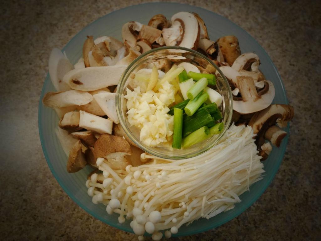 什錦菌菇臘肉燴老豆腐的做法 步骤2