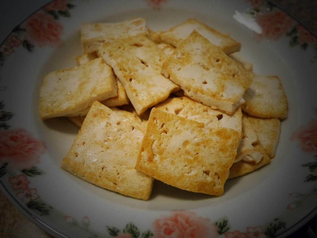 什錦菌菇臘肉燴老豆腐的做法 步骤3