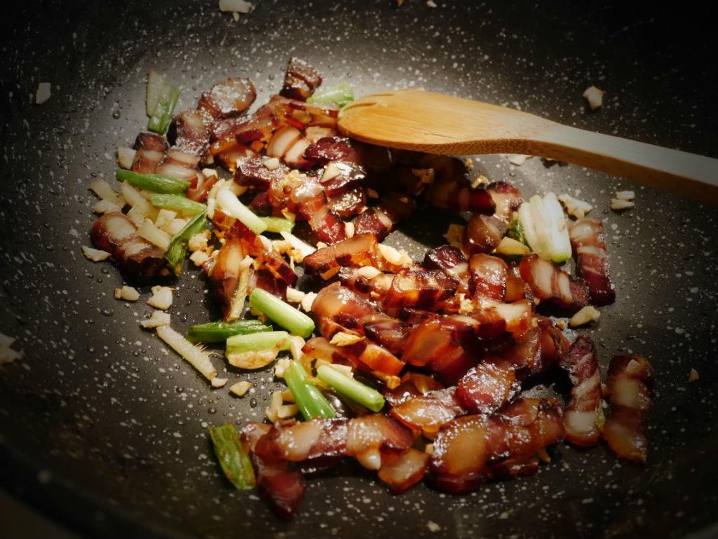 什錦菌菇臘肉燴老豆腐的做法 步骤4