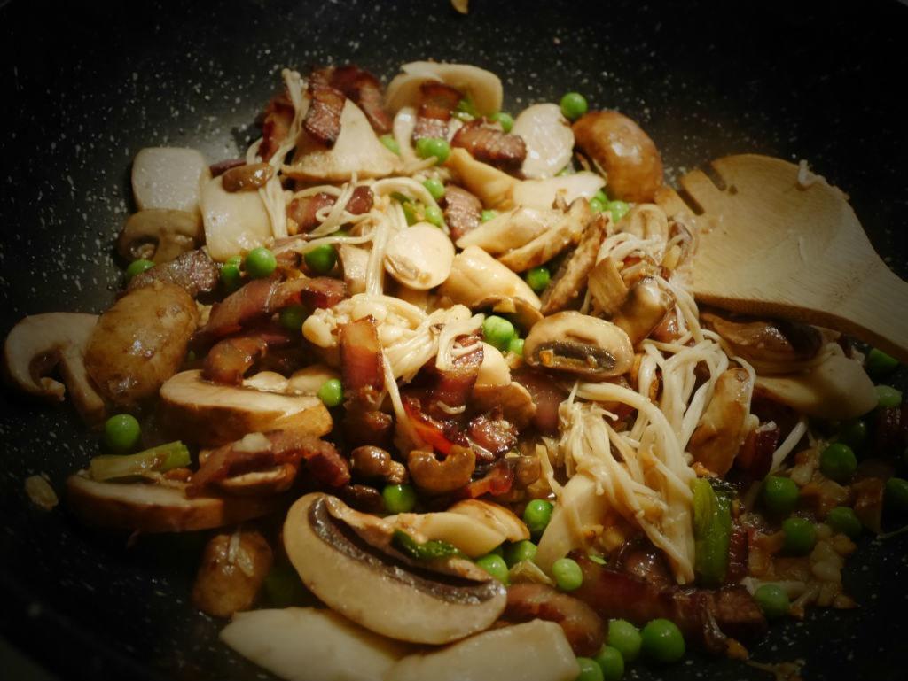 什錦菌菇臘肉燴老豆腐的做法 步骤5