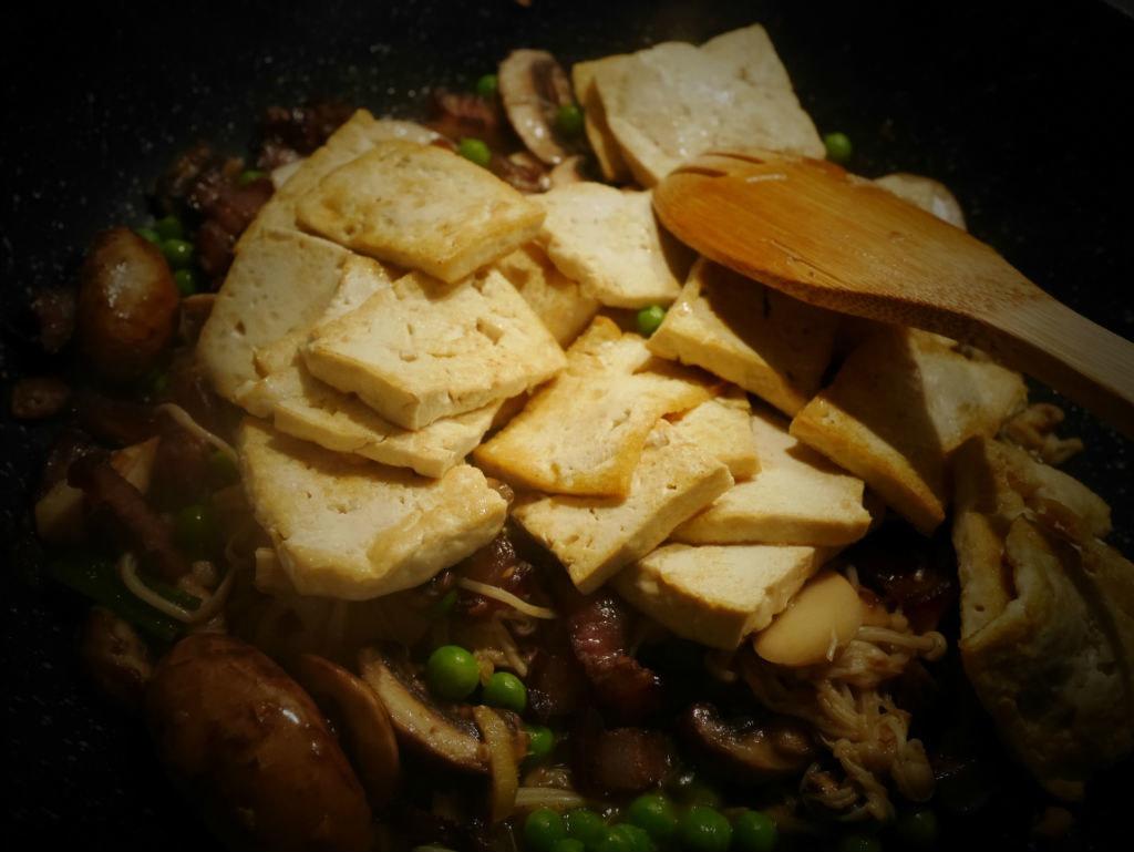 什錦菌菇臘肉燴老豆腐的做法 步骤6