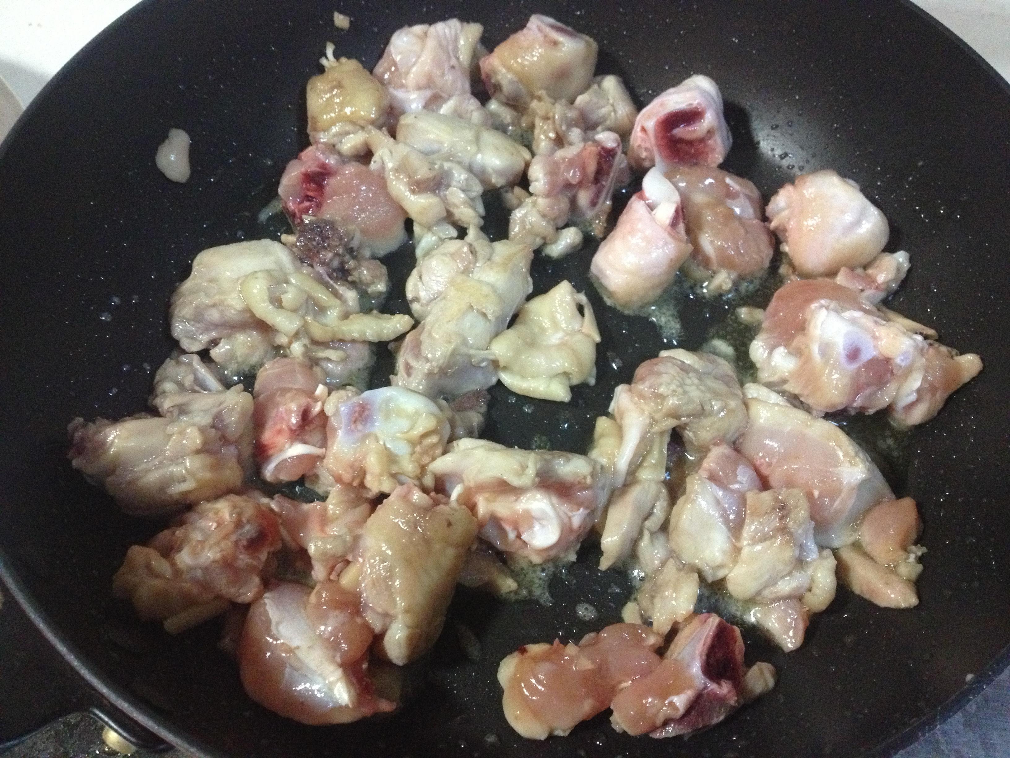 香菇板栗燜雞的做法 步骤2