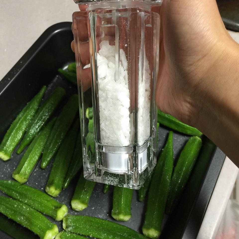 鹽烤秋葵的做法 步骤3