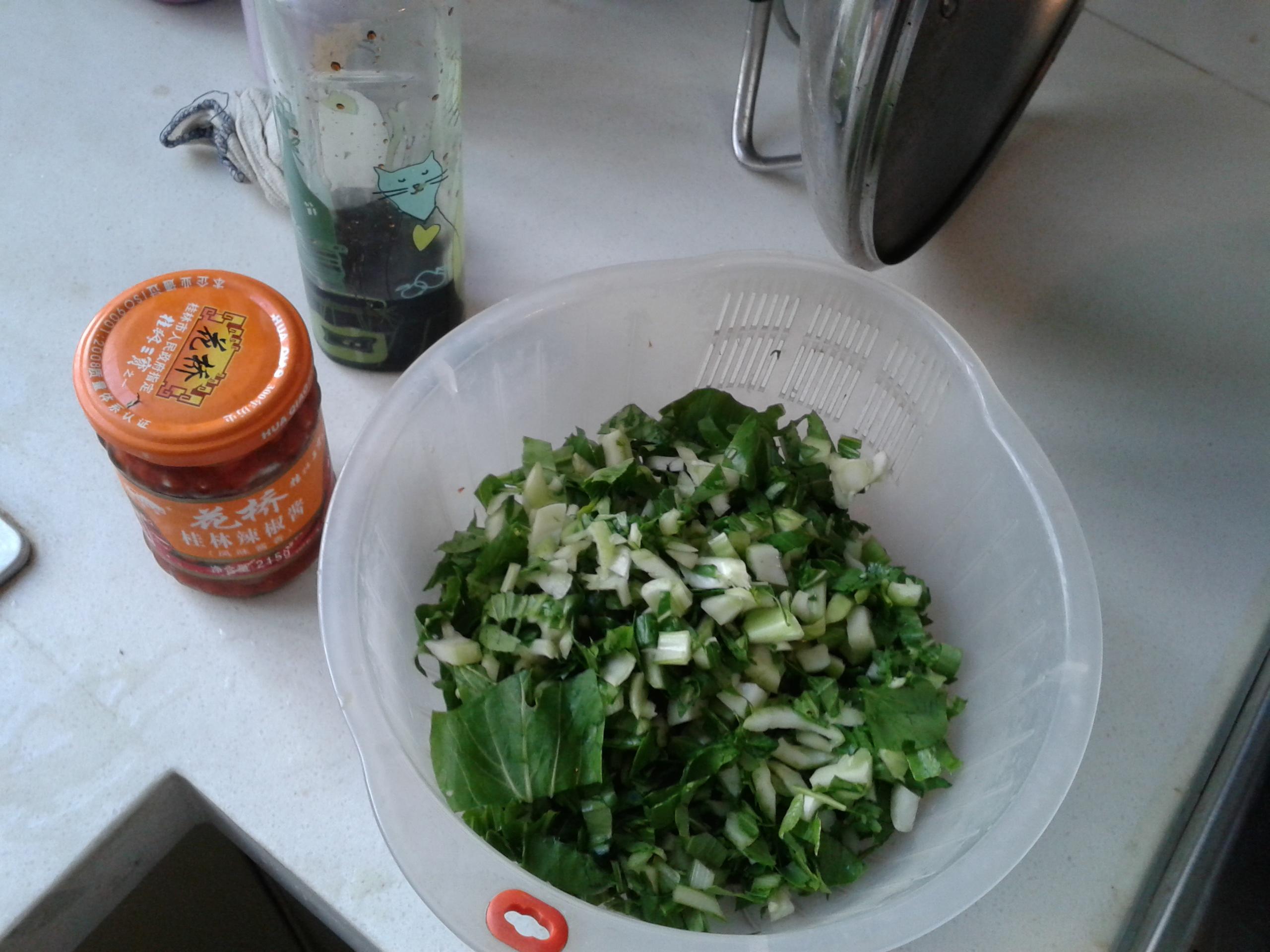 3分鐘辣醬炒綠菜(超下粥)的做法 步骤2