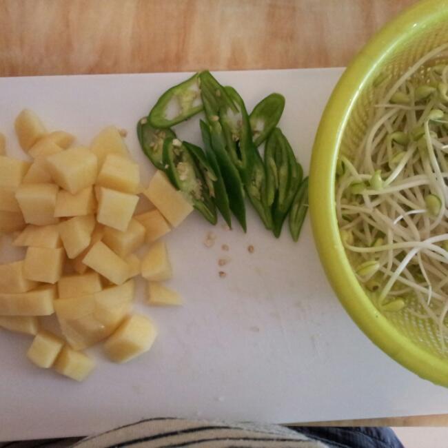 低卡 土豆豆芽湯的做法 步骤1