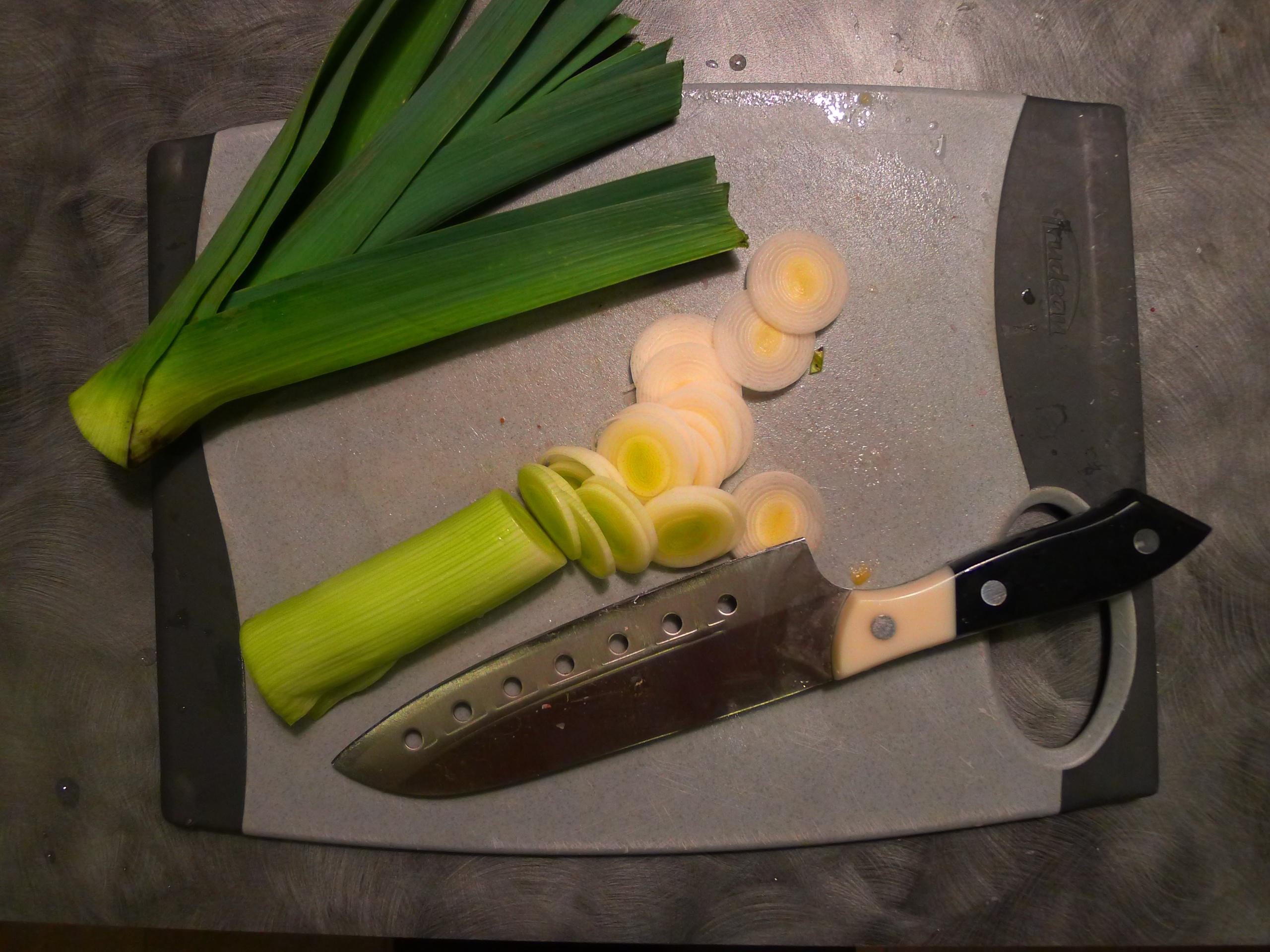 無不良韭蔥味的韭蔥土豆羹的做法 步骤1