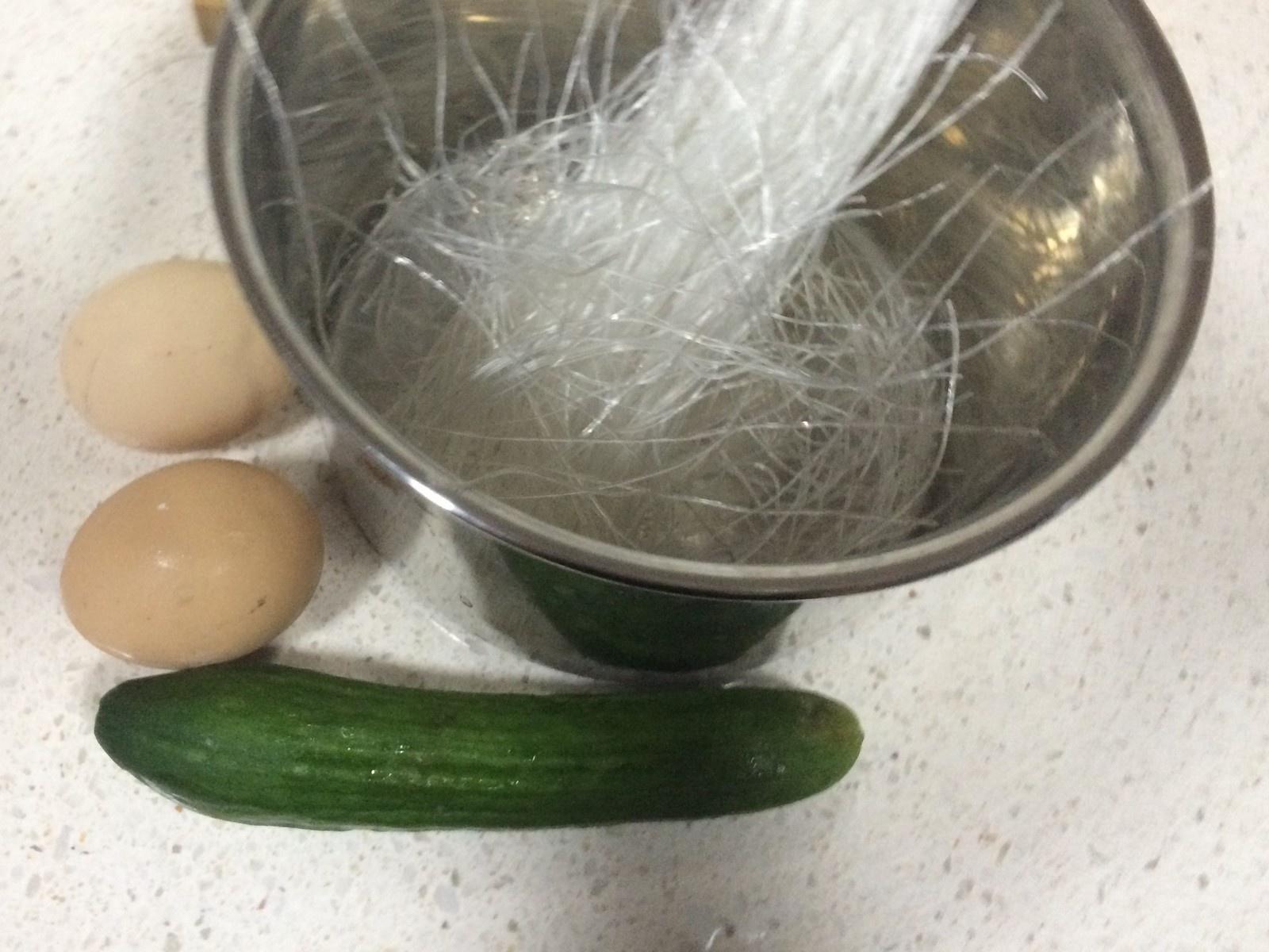 《昨日的美食》之小黃瓜跟蛋的冬粉拌沙拉的做法 步骤2