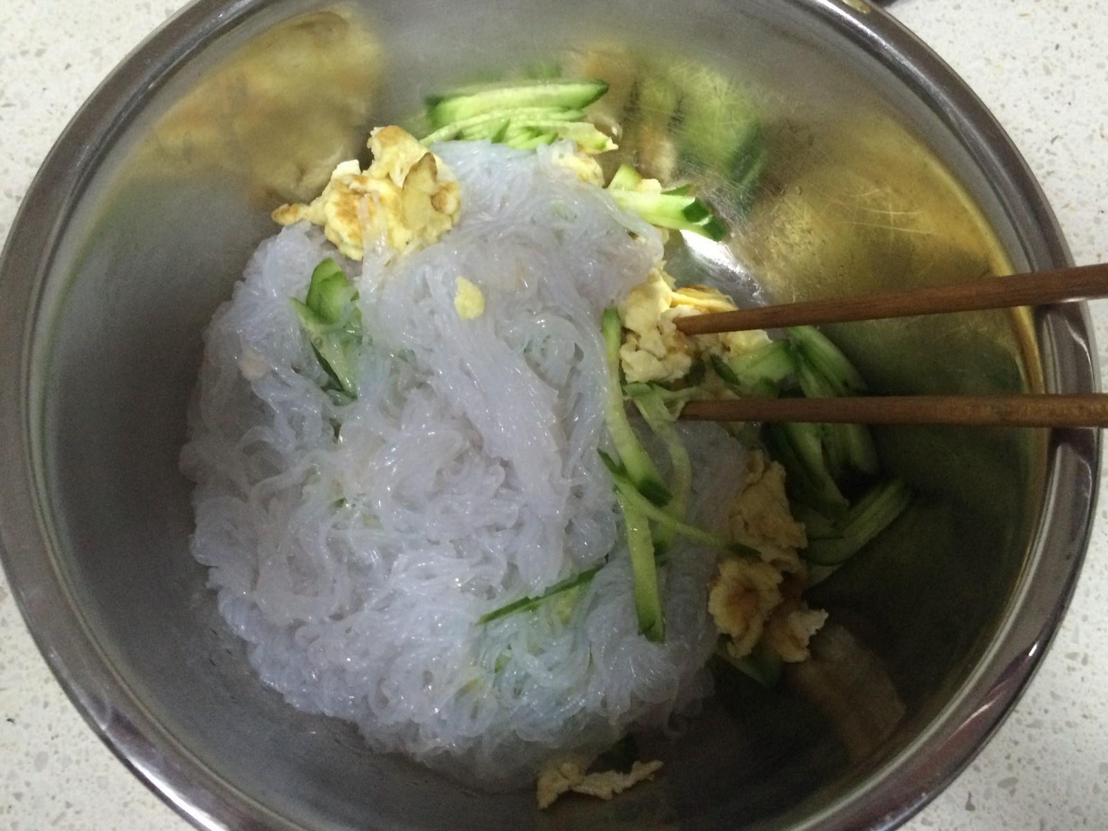 《昨日的美食》之小黃瓜跟蛋的冬粉拌沙拉的做法 步骤7