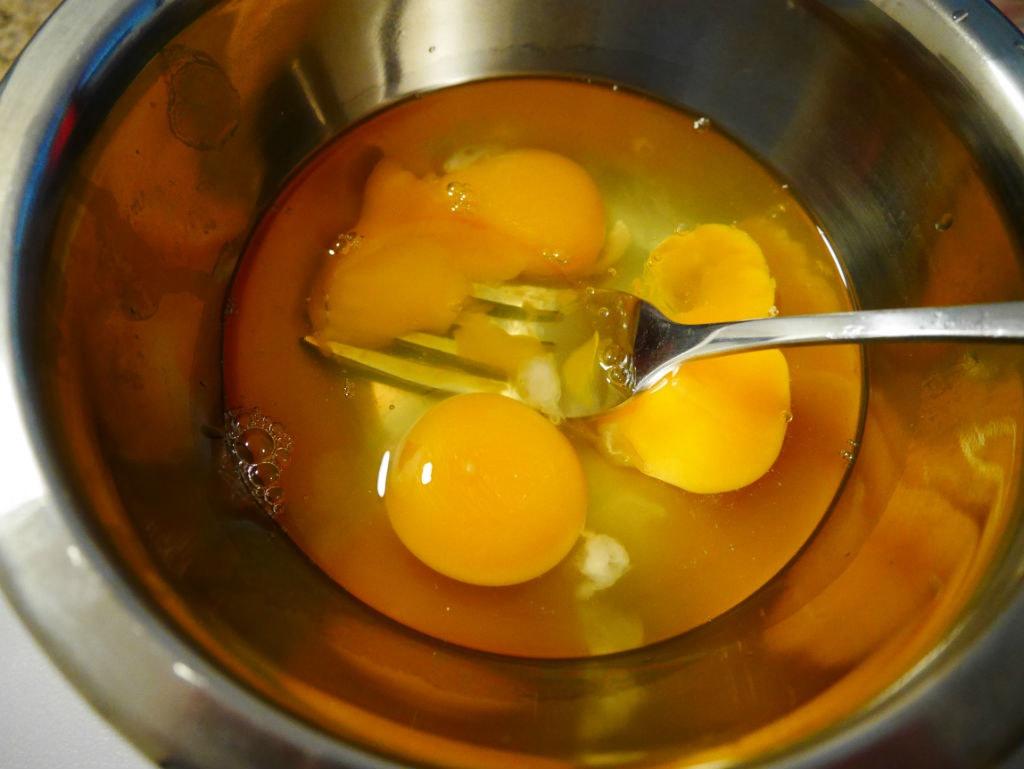 雞蛋粉絲炒卷心菜的做法 步骤2