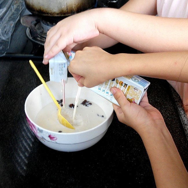 蜜豆牛奶冰棍(七歲兒童版)的做法 步骤2