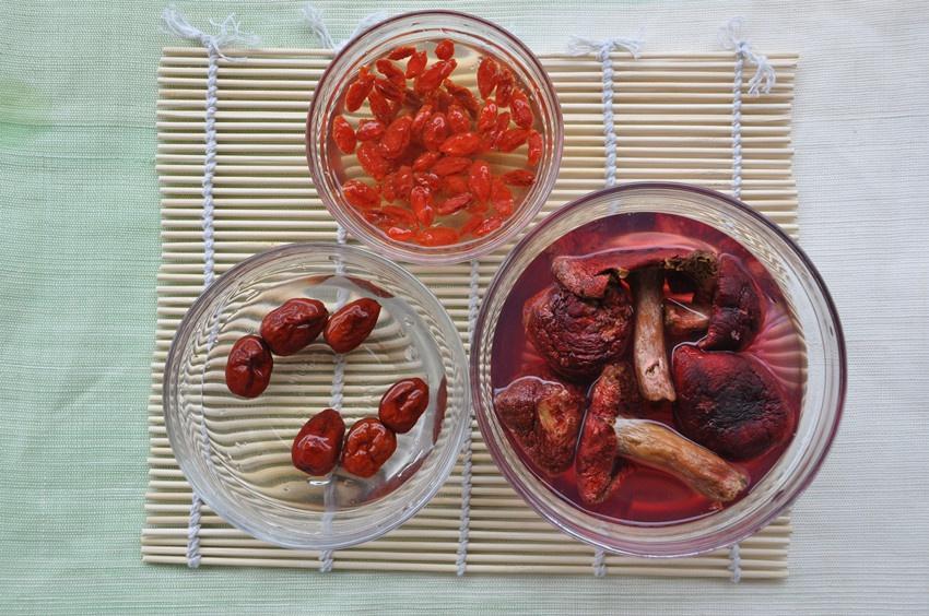 滋補氣血 產後補血首選靚湯《野生紅菌菇雞湯》的做法 步骤2