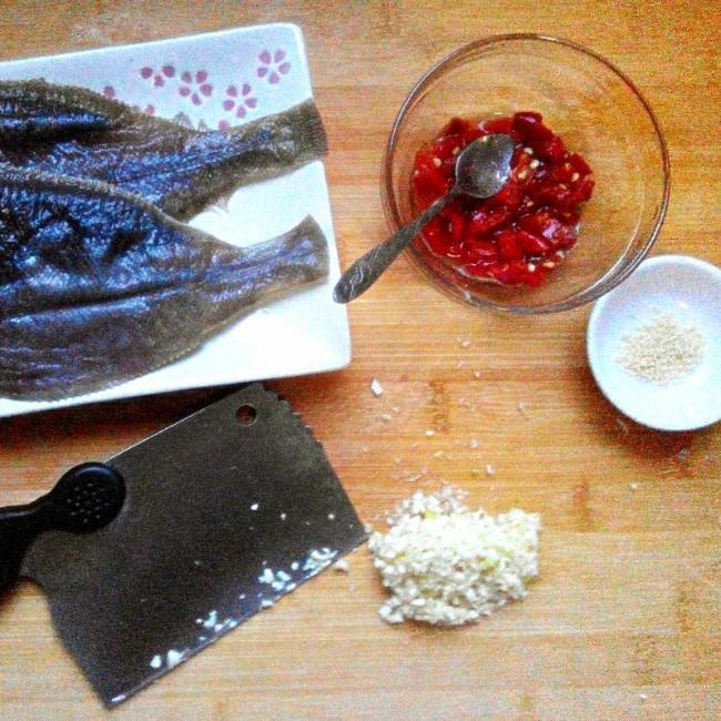 剁椒蒸咸魚的做法 步骤2