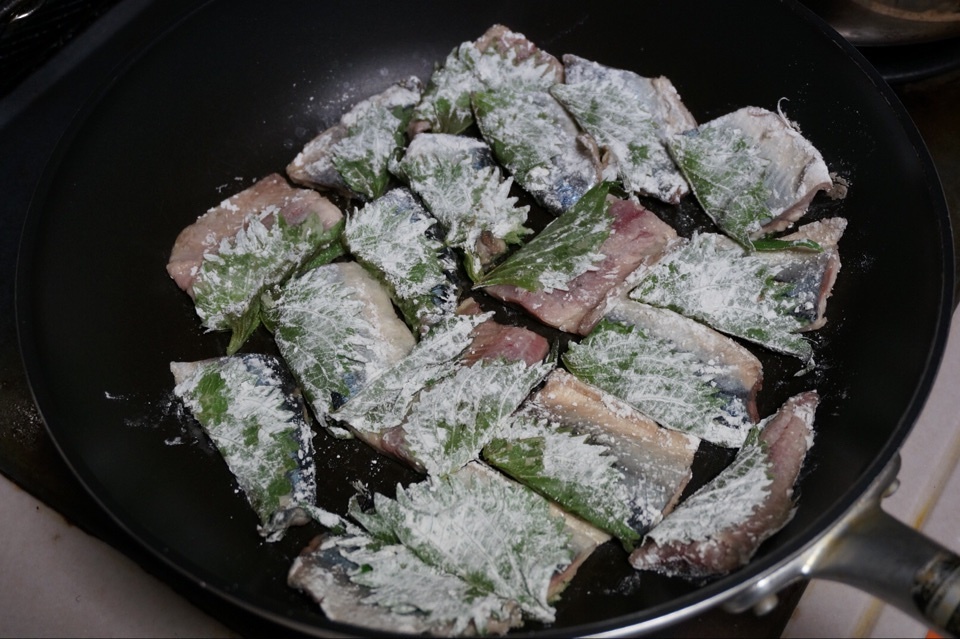 日式煎秋刀魚的做法 步骤5