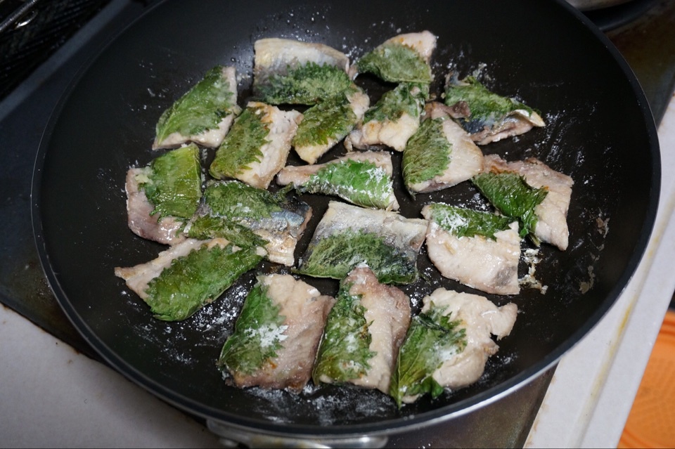 日式煎秋刀魚的做法 步骤6