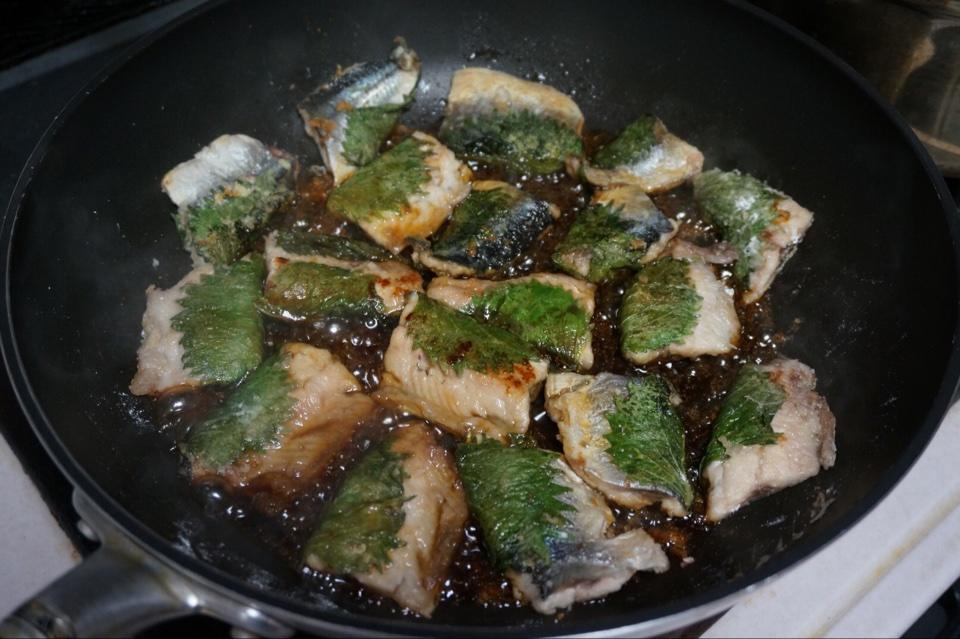 日式煎秋刀魚的做法 步骤8