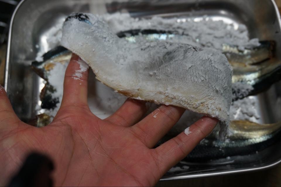 日式烤秋刀魚的做法 步骤8