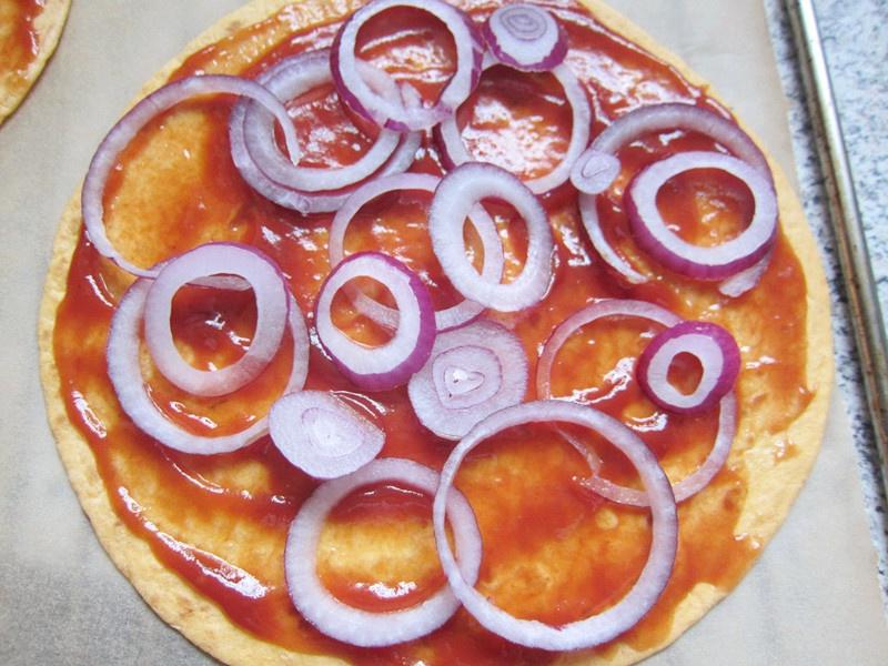 tortilla pizza快手薄餅披薩的做法 步骤2