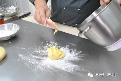 念廚烘焙DIY-蛋黃酥的做法 步骤13