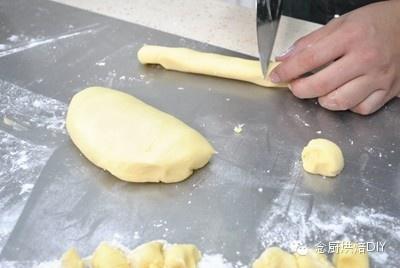 念廚烘焙DIY-蛋黃酥的做法 步骤17