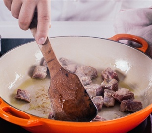 伊比利亞黑毛豬頸肉燴飯配法國黑喇叭菌的做法 步骤3