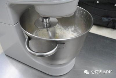 念廚烘焙DIY-神秘的水洗面團-超筋道超細軟面包㊙的做法 步骤3