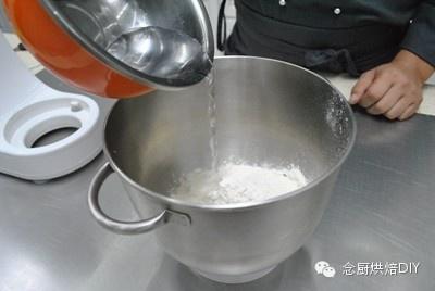 念廚烘焙DIY-神秘的水洗面團-超筋道超細軟面包㊙的做法 步骤2