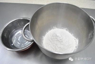 念廚烘焙DIY-神秘的水洗面團-超筋道超細軟面包㊙的做法 步骤1