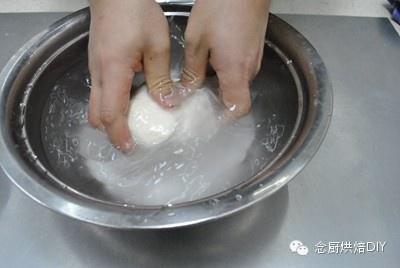 念廚烘焙DIY-神秘的水洗面團-超筋道超細軟面包㊙的做法 步骤5