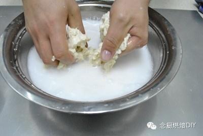 念廚烘焙DIY-神秘的水洗面團-超筋道超細軟面包㊙的做法 步骤6