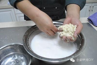 念廚烘焙DIY-神秘的水洗面團-超筋道超細軟面包㊙的做法 步骤7