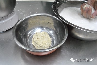 念廚烘焙DIY-神秘的水洗面團-超筋道超細軟面包㊙的做法 步骤9