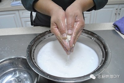 念廚烘焙DIY-神秘的水洗面團-超筋道超細軟面包㊙的做法 步骤8