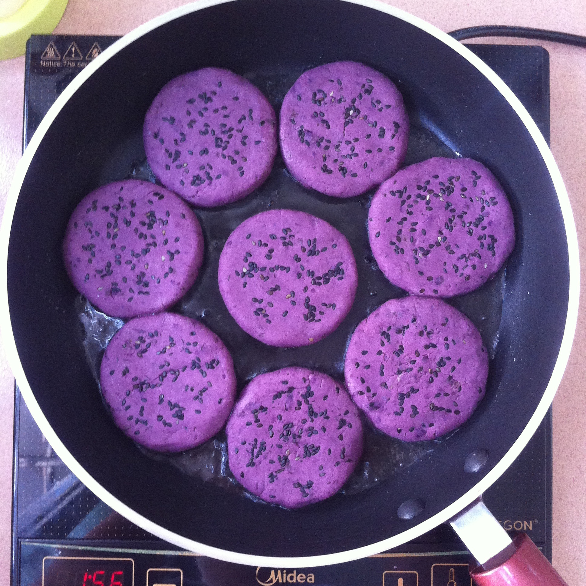 香煎黑芝麻紫薯餅的做法 步骤7