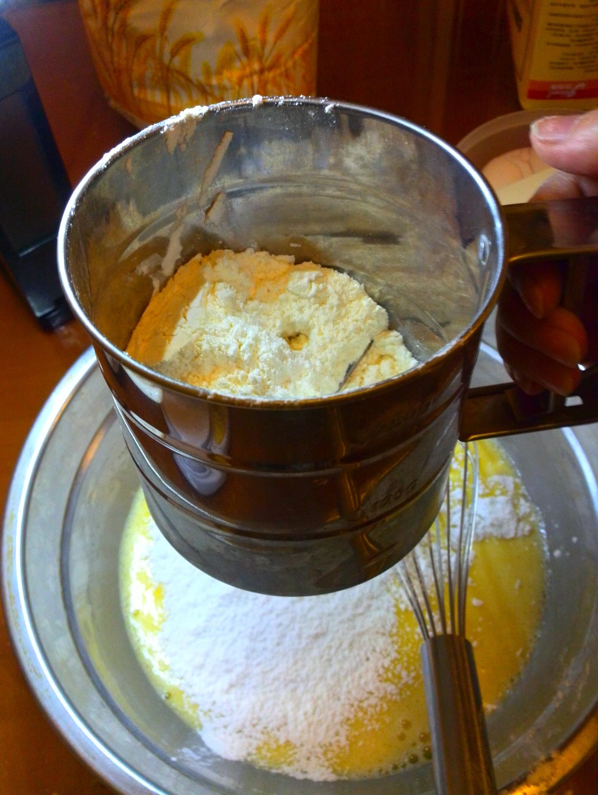 練奶椰香蛋糕卷的做法 步骤5