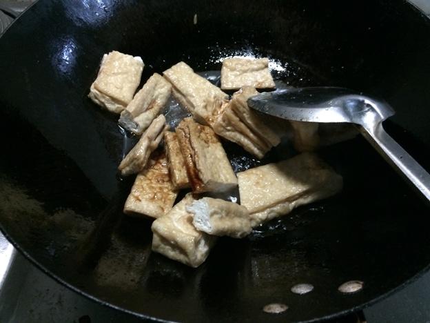 蠔油燜油豆腐和豆腐皮----那是油豆腐和豆腐皮的故事的做法 步骤3