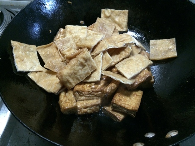 蠔油燜油豆腐和豆腐皮----那是油豆腐和豆腐皮的故事的做法 步骤4