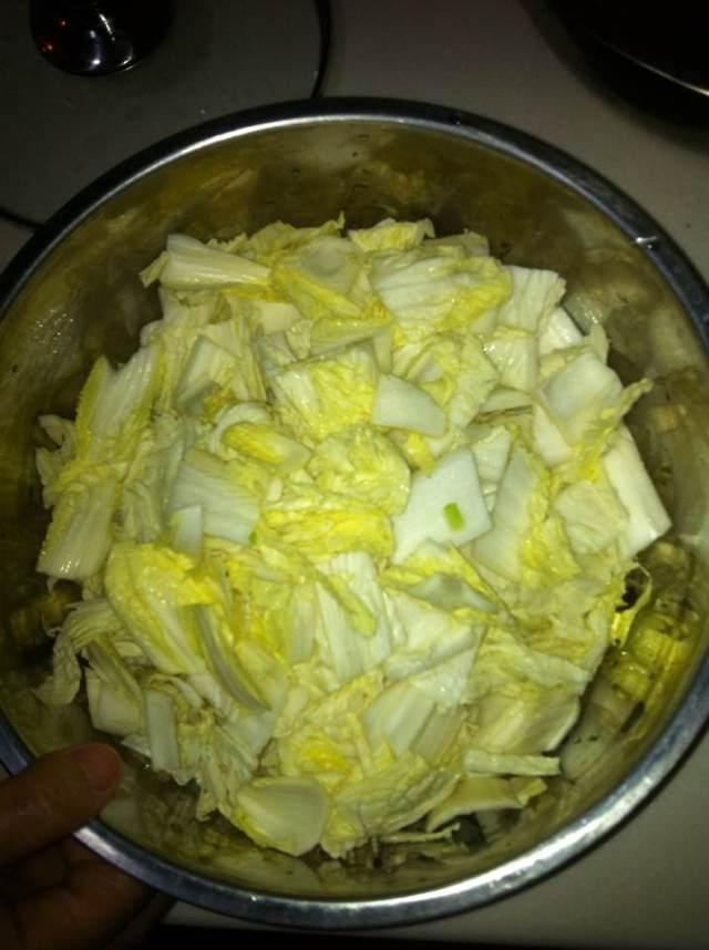 白菜魔芋絲丸子湯的做法 步骤1