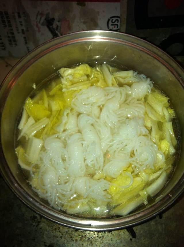 白菜魔芋絲丸子湯的做法 步骤6