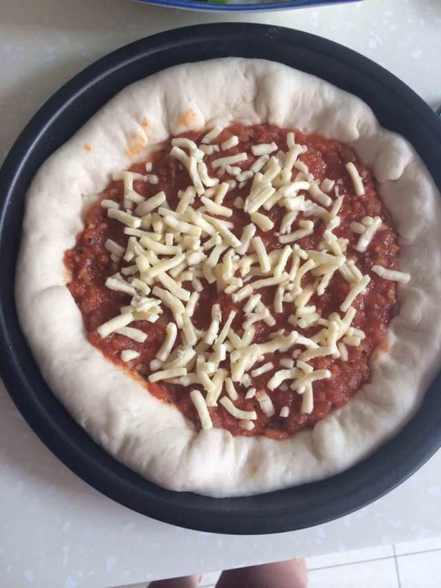 自制披薩醬版培根薩拉米芝心厚底披薩的做法 步骤11