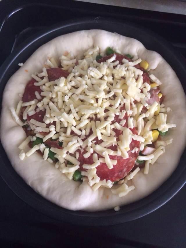 自制披薩醬版培根薩拉米芝心厚底披薩的做法 步骤13