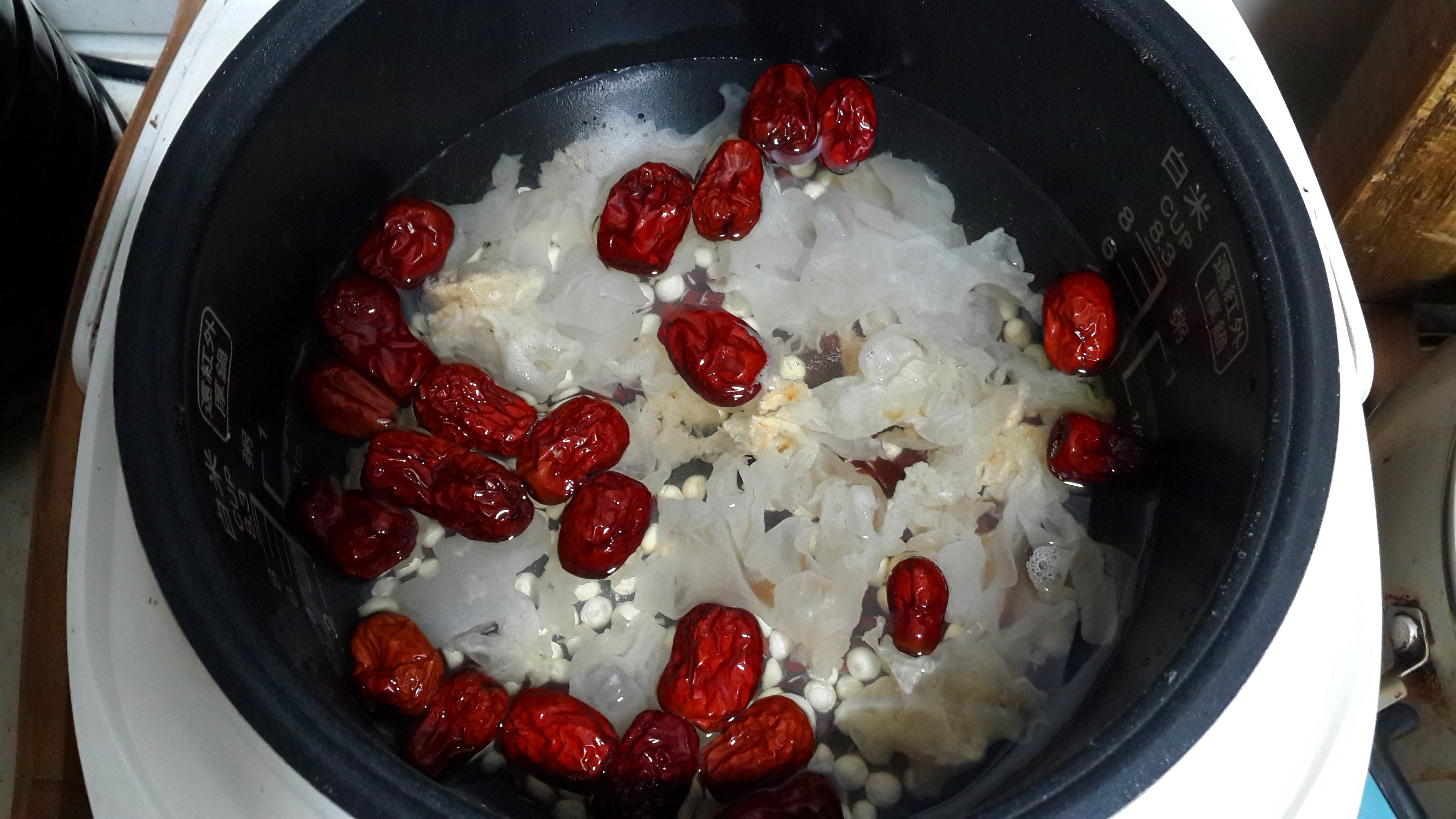 紅棗銀耳芡實湯的做法 步骤2