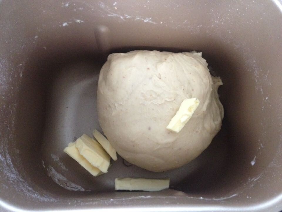 小麥胚芽火腿腸毛毛蟲面包的做法 步骤2