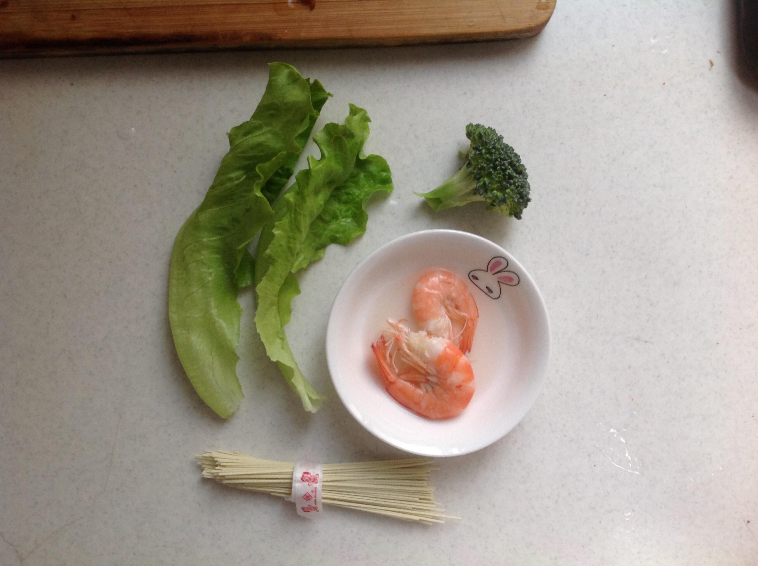 【快手輔食】西蘭花生菜蝦肉面（10m+）的做法 步骤1