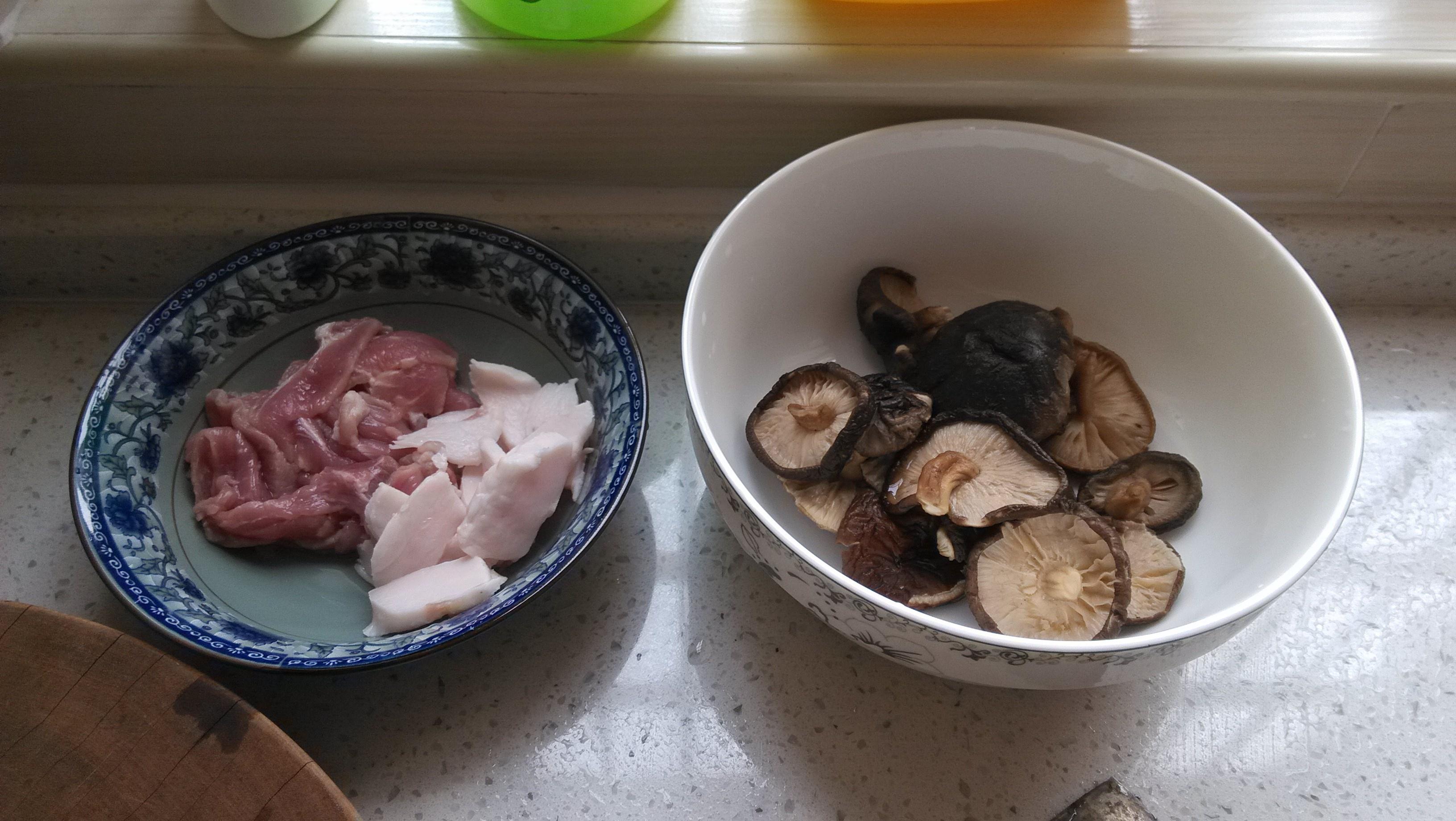 筍干香菇肉的做法 步骤2