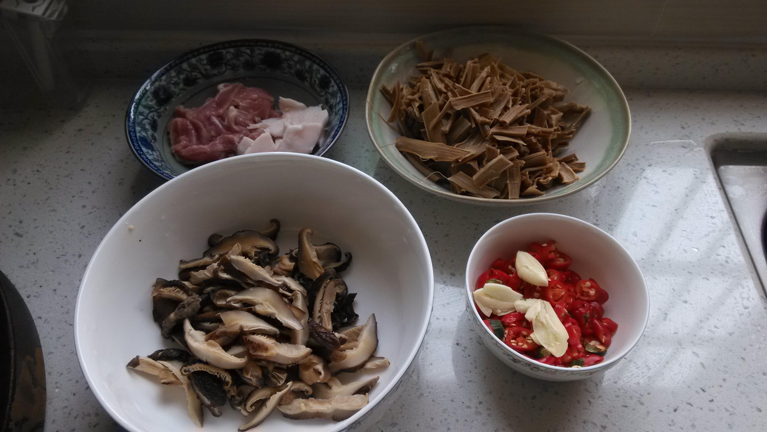 筍干香菇肉的做法 步骤3