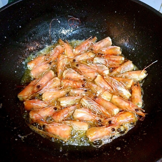 鮮蝦砂鍋粥的做法 步骤4