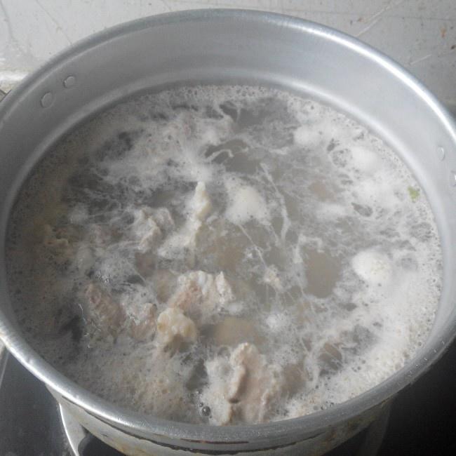 胡蘿卜排骨湯的做法 步骤1