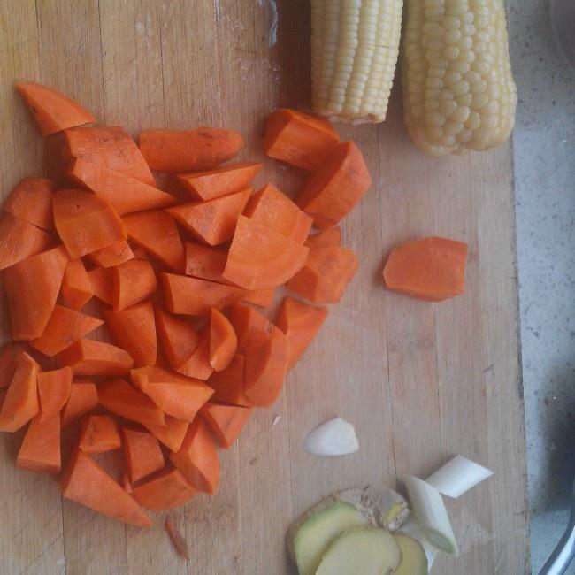 胡蘿卜排骨湯的做法 步骤3