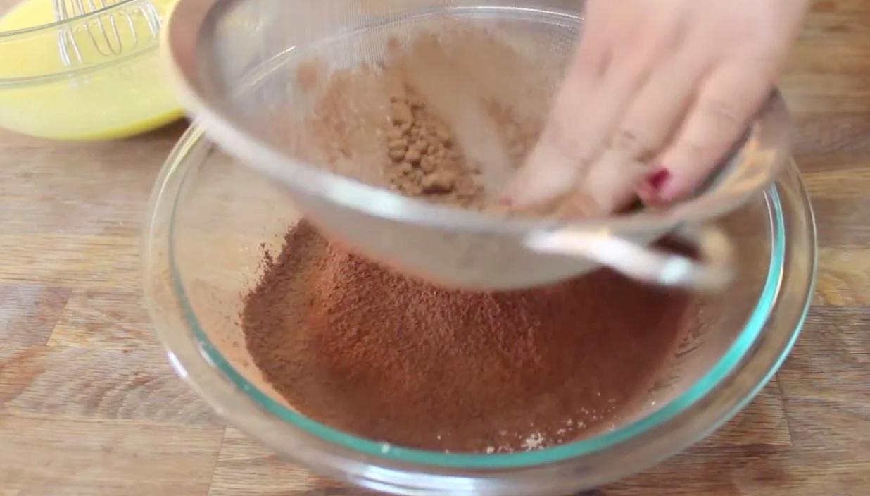 國外烘焙配方－巧克力草莓杯子蛋糕的做法 步骤3